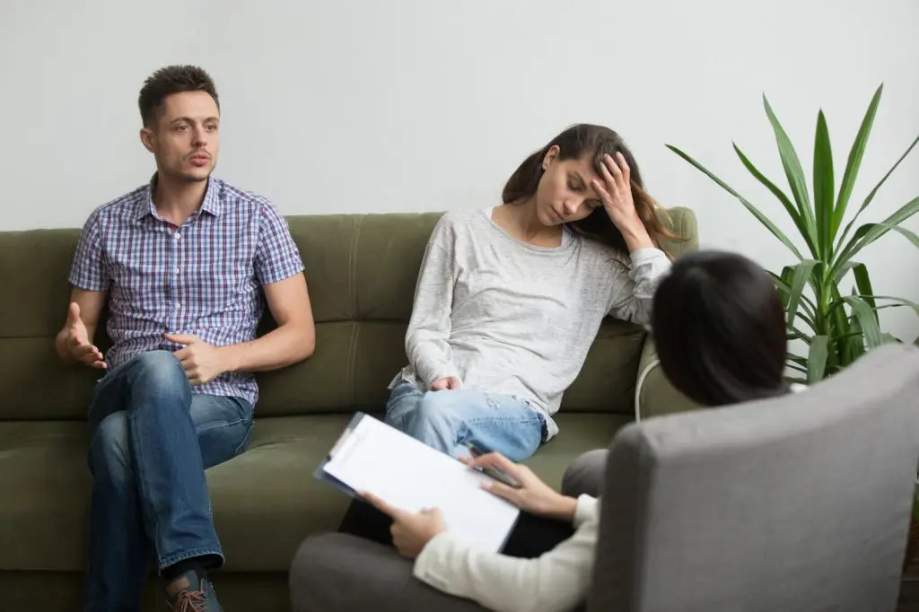 pareja recibiendo ayuda psicologica experto 1163 4748